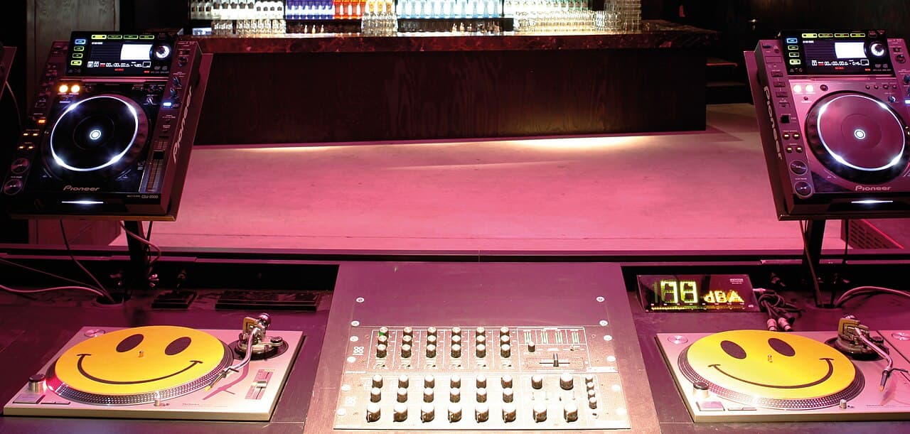 ミキサー、2台のターンテーブルと2台のCDJを備えたクラブのDJブース