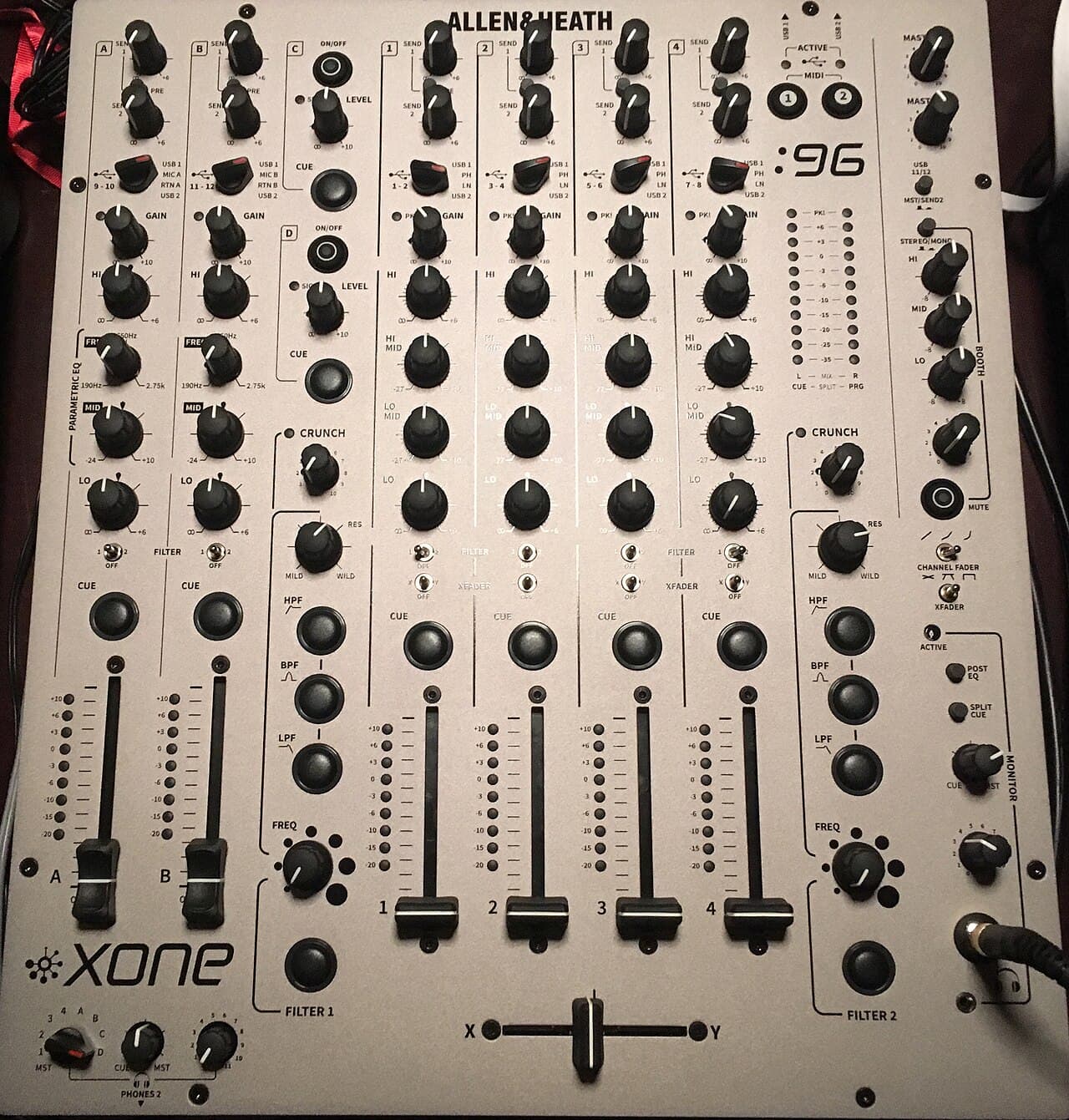 ハウスとテクノ、両方のセットを支える共通の機材、Allen & Heath Xone:96 DJミキサー