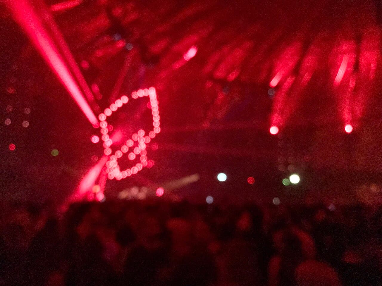 アムステルダムの Gashouder 内の Awakenings の観客——フェス名物の音と光の壁