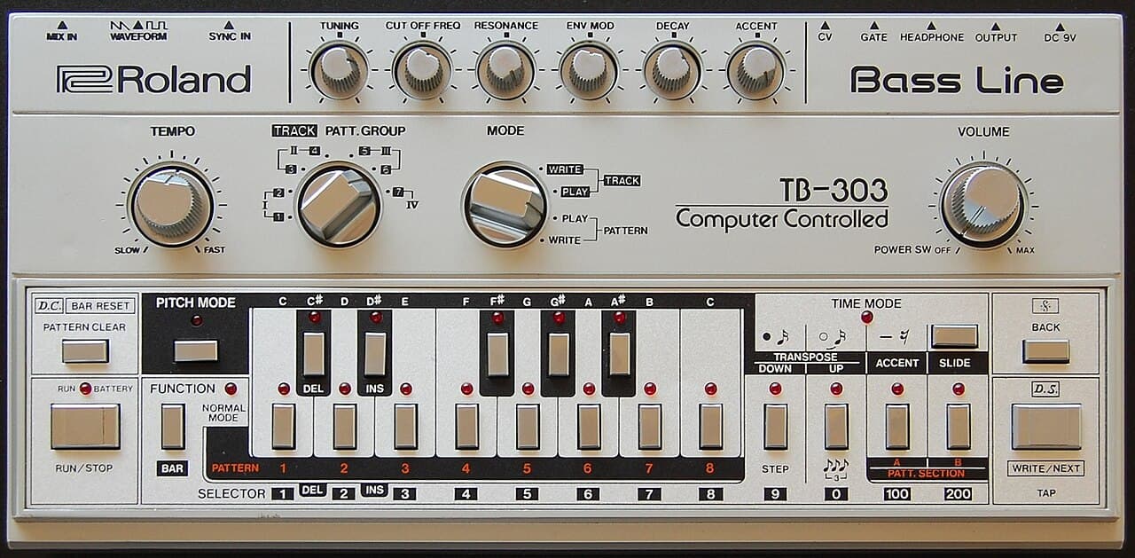 アシッドハウスを定義する“スクウェルチ”サウンドを生む Roland TB-303 ベースシンセ