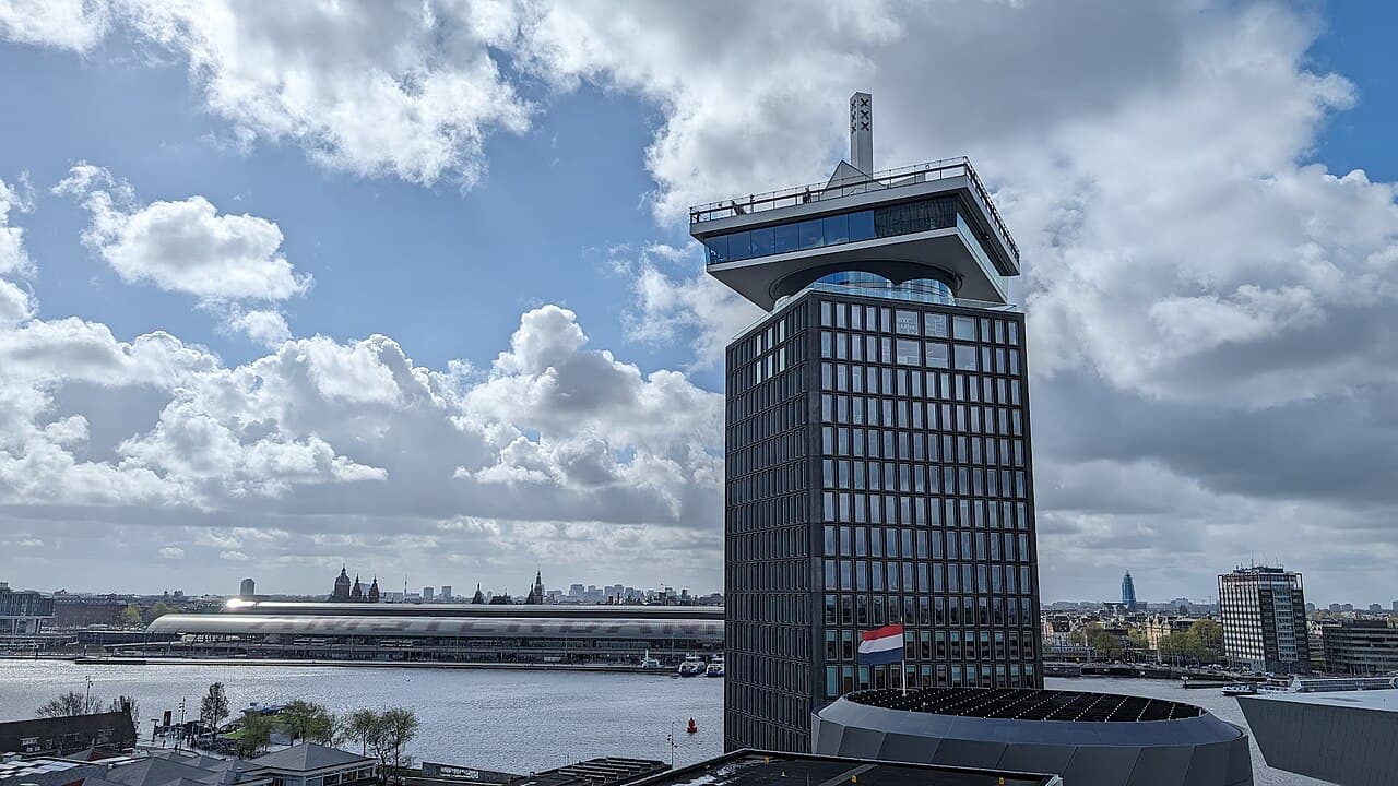 La A'DAM Tower y el horizonte de Ámsterdam al otro lado del IJ; el club Shelter está debajo