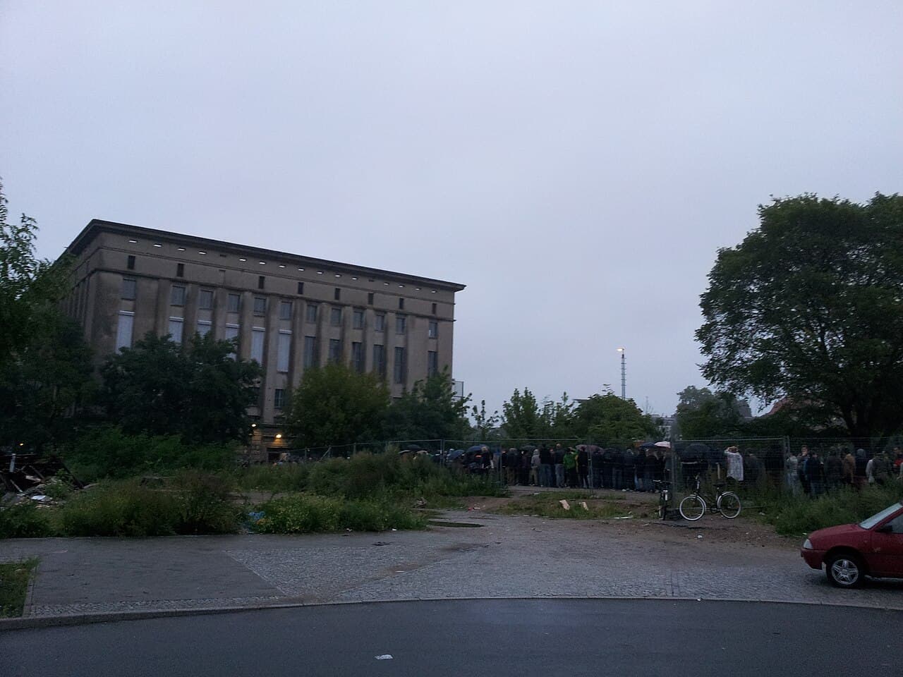 ベルリン・Berghain の外に並ぶ列——名高い選別的なドア
