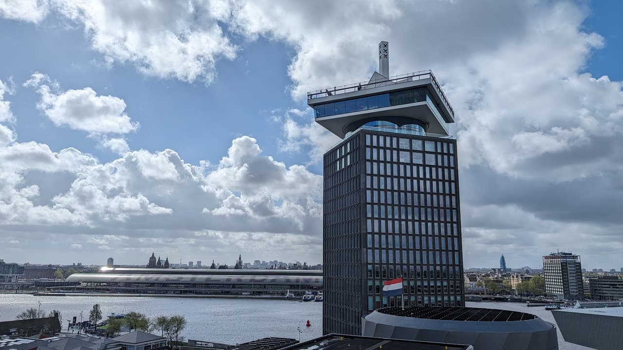 La A'DAM Tower y el horizonte de Ámsterdam al otro lado del IJ; el club Shelter está debajo