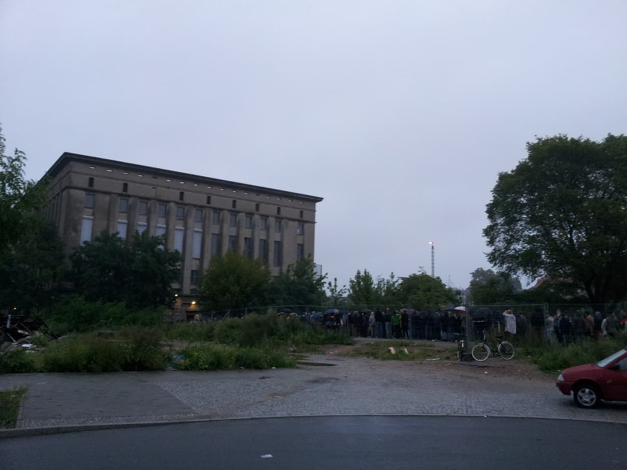 La cola fuera de Berghain en Berlín: la puerta célebremente selectiva de la ciudad