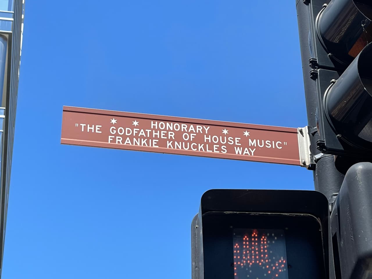 シカゴの名誉通り「Frankie Knuckles Way」の標識(ハウスのゴッドファーザーを称えて)